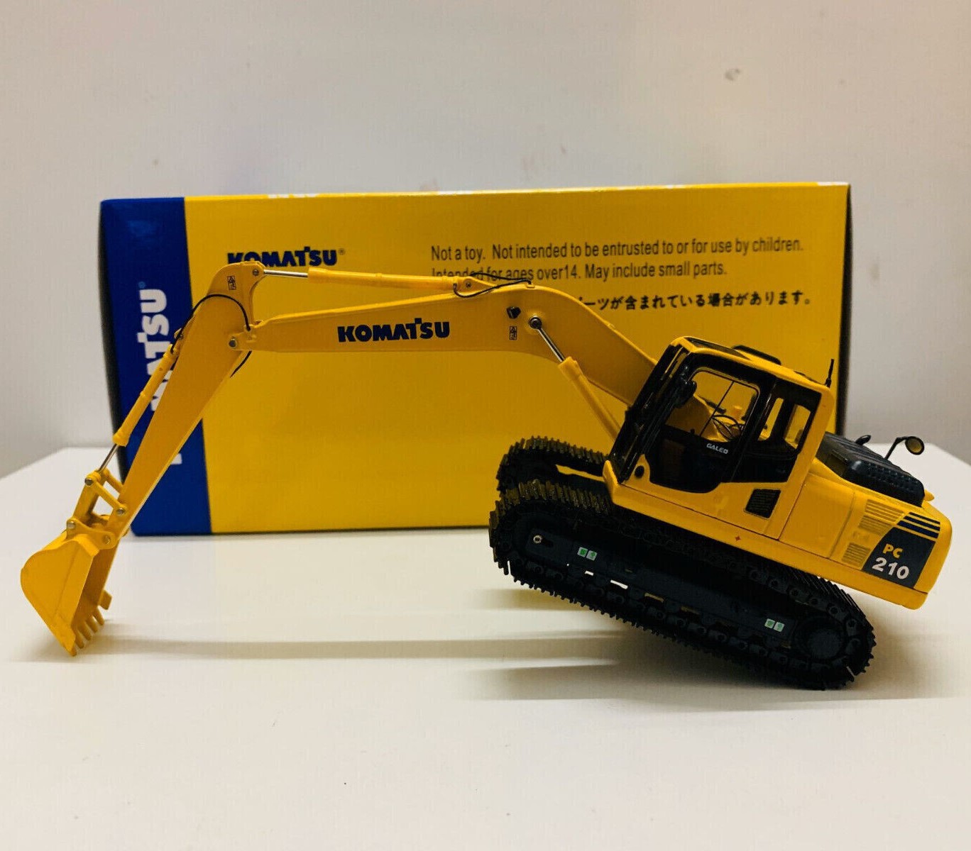 Escavadeira de Esteiras Komatsu PC210 na escala 1:50. - Imagem 4