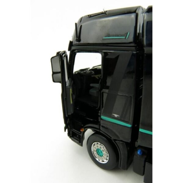 Mercedes Benz New Actros 8x4 Escala 1:50 Black Edition IMC. - Imagem 4
